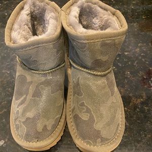 NWOT camo with shimmer to them. Could easily be boy or girls